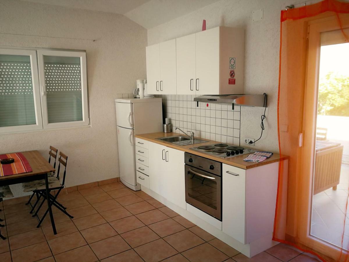 Family Friendly Apartments Island Rab Kampor Exteriör bild